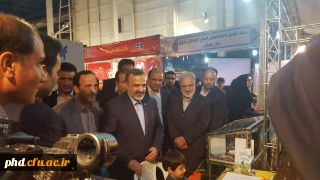 بازدید استاندار خراسان رضوی از غرفه دانشگاه فرهنگیان در نمایشگاه پژوهش وفناوری در روز افتتاحیه نمایشگاه.