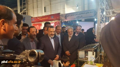 بازدید استاندار خراسان رضوی از غرفه دانشگاه فرهنگیان در نمایشگاه پژوهش وفناوری در روز افتتاحیه نمایشگاه.