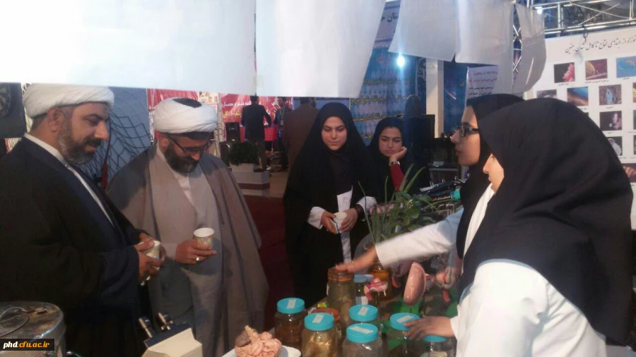 بازدید نهادنمایندگی ولی فقیه از غرفه پردیس در نمایشگاه هفته پژوهش