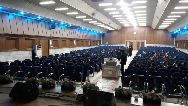 پخش فیلم در تالار