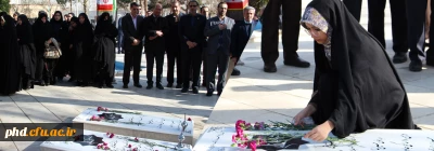 ادای احترام شرکت کنندگان در گردهمایی سراسری رویش به مقام والای شهدا