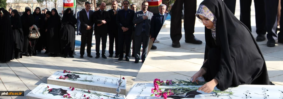 ادای احترام شرکت کنندگان در گردهمایی سراسری رویش به مقام والای شهدا