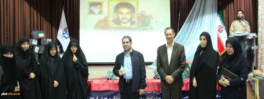 شهید هاشمی نژاد عنصری هویت ساز برای استان خراسان رضوی است . 4