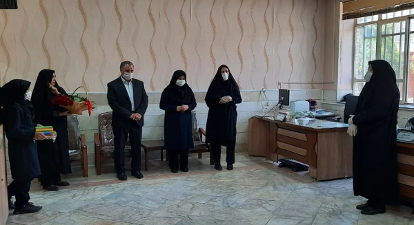 تقدیر مسئولین پردیس ازکارکنان حوزه ی آموزش در دهه سرآمدی آموزش وایام بزرگداشت مقام معلم 
 2