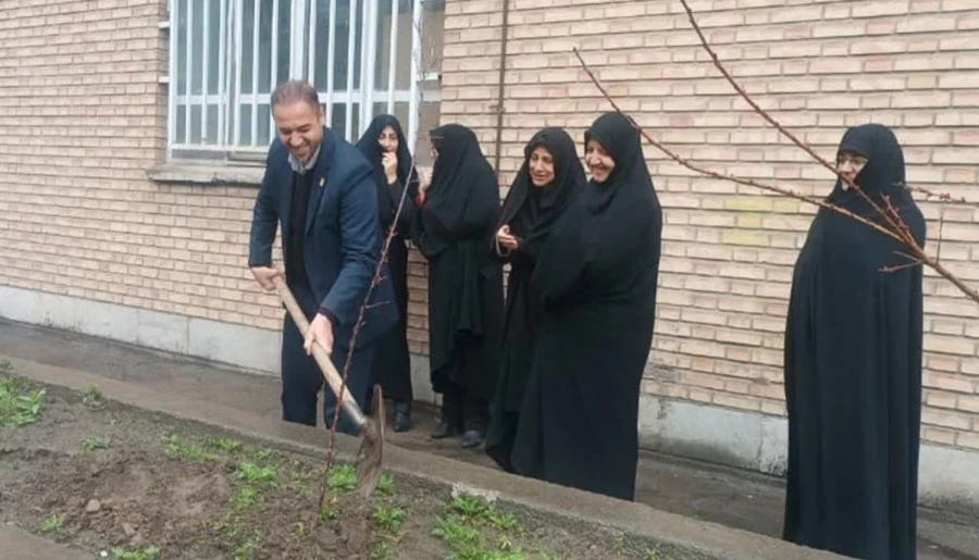 آئین گرامیداشت خانواده شهدا باحضور مسولین استانی در پردیس شهیدهاشمی نژاد برگزار شد. 2