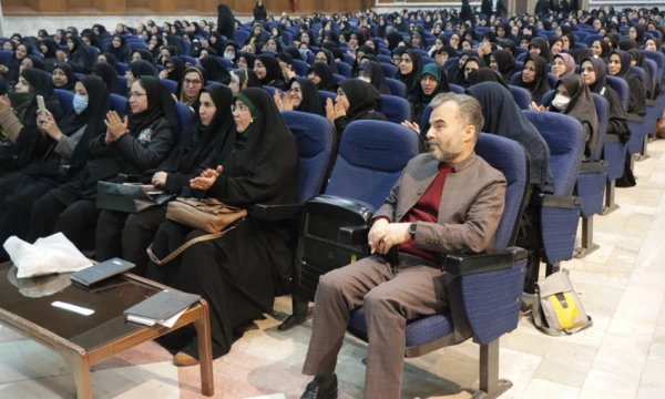 تربیت انسان سالم وشهروند آگاه ، متعهد و مثبت اندیش  مهمترین وظیفه معلم در تراز نظام جمهوری اسلامی است. 3