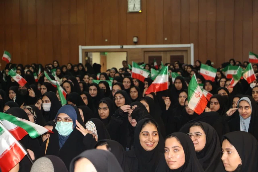 جشن روز دانشجو با حضور مسئولان، اساتید و دانشجویان در تالار امام علی پردیس شهید هاشمی نژاد برگزار شد. 
 4