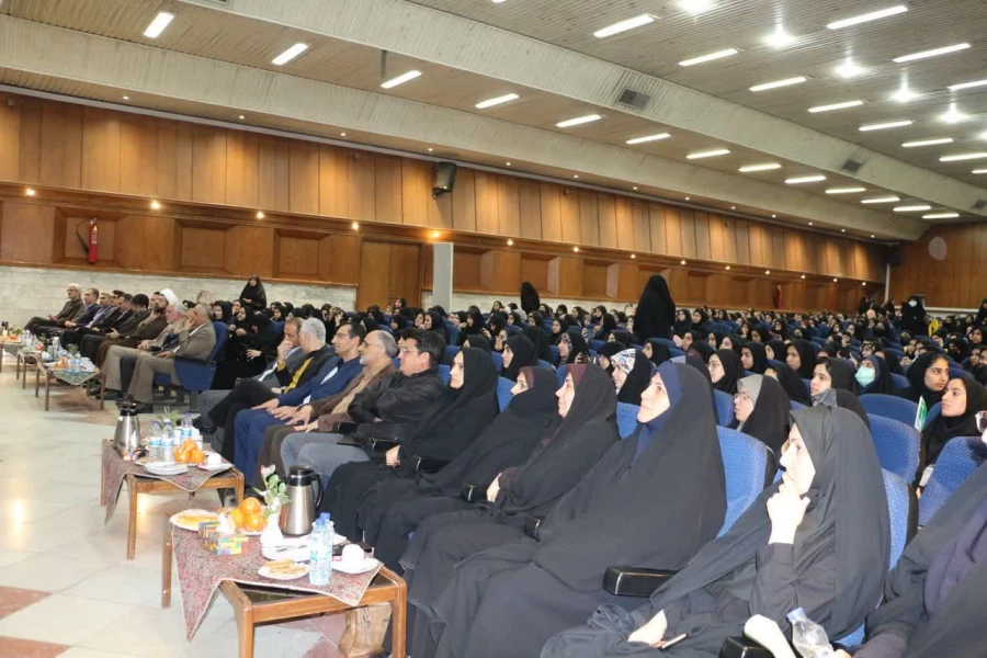 جشن روز دانشجو با حضور مسئولان، اساتید و دانشجویان در تالار امام علی پردیس شهید هاشمی نژاد برگزار شد. 
 5